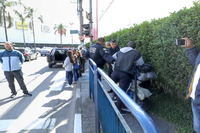 ambulante com mercadorias apreendidas