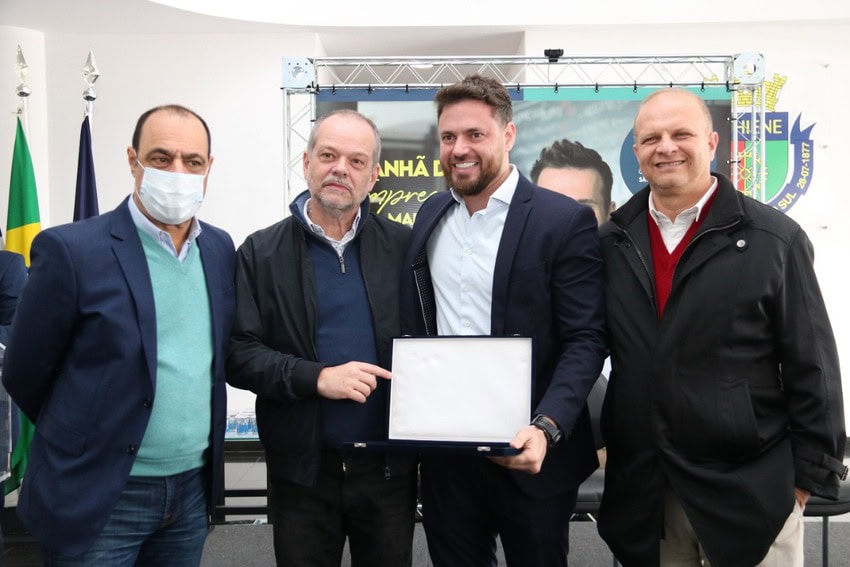 empresário recebe prêmio de Tite e Auricchio