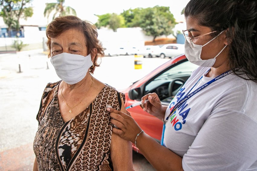 idosa sendo vacinada