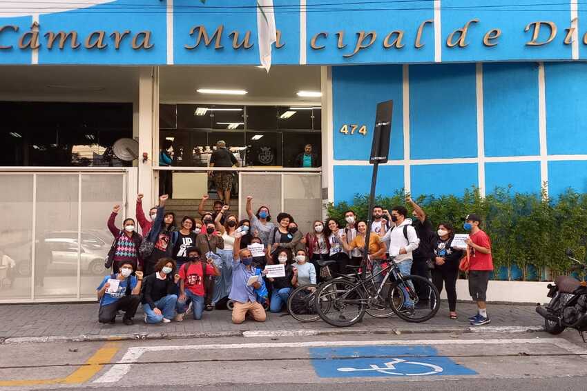 manifestantes na câmara de diadema
