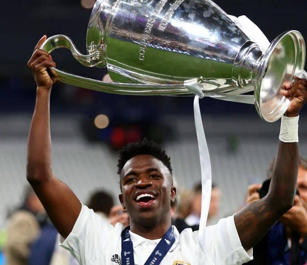 Vini Jr com a taça de campeão