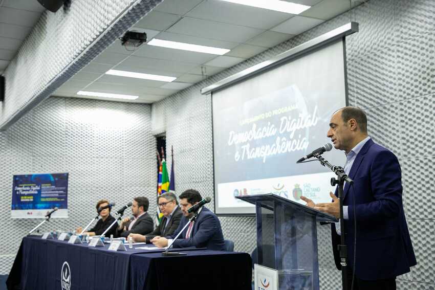 prefeito José Auricchio discursando