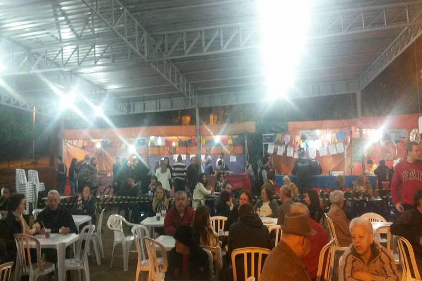 pessoas na quermesse de santo Antônio