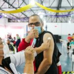 homem sendo vacinado contra covid em São Bernardo