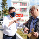 prefeito Orlando Morando no posto de combustível