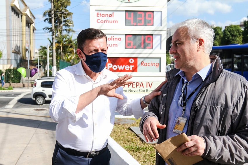 prefeito Orlando Morando no posto de combustível