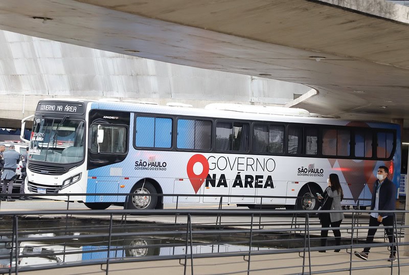 ônibus do governo na área