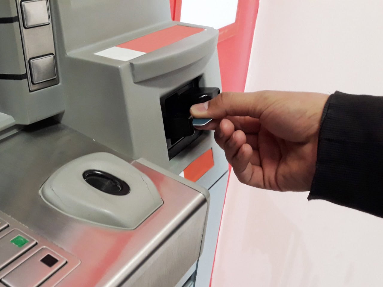 dispositivo de clonagem de cartão no caixa eletrônico