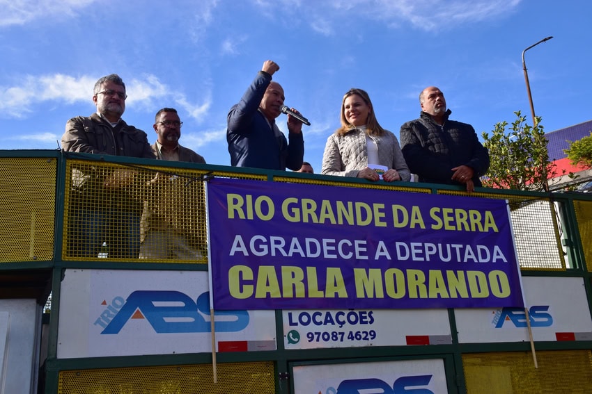 prefeito Claudinho da Geladeira ao lado da deputada Carla Morando