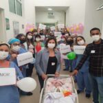 bebê recebe alta