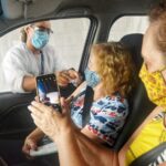 idosa sendo vacinada contra covid