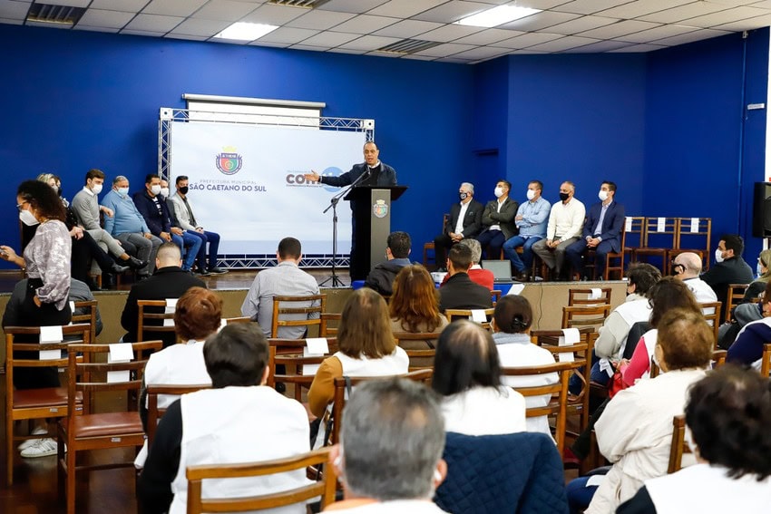 prefeito Auricchio e agentes sêniores