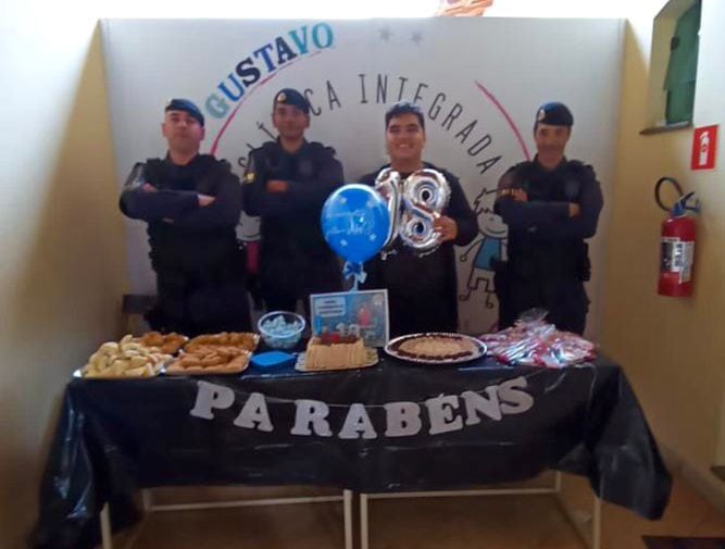 guardas municipais em festa de garoto autista