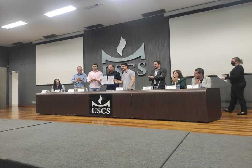 prefeito entrega pacote de projetos de lei