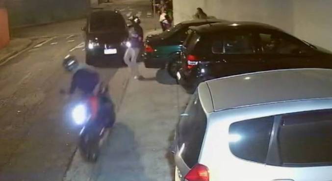 bandidos atingidos por carro