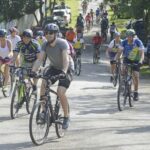 ciclistas em pedalada ecológica