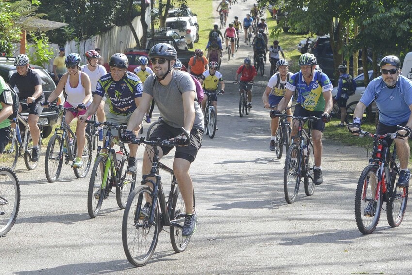 ciclistas em pedalada ecológica