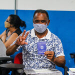 homem com carteira de trabalho