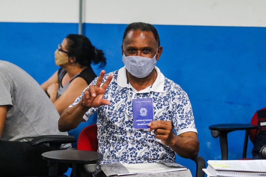 homem com carteira de trabalho