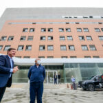 prefeito Orlando Morando em frente ao Hospital da Mulher