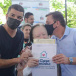 prefeito Orlando Morando entrega escritura a moradora