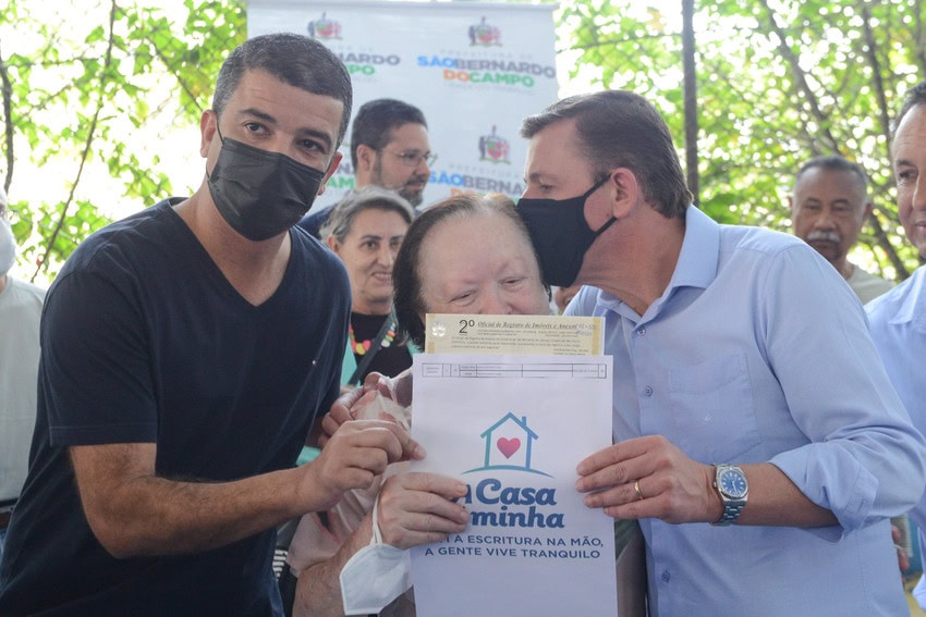 prefeito Orlando Morando entrega escritura a moradora