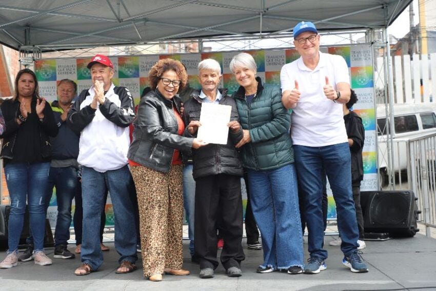 entrega de títulos em Diadema