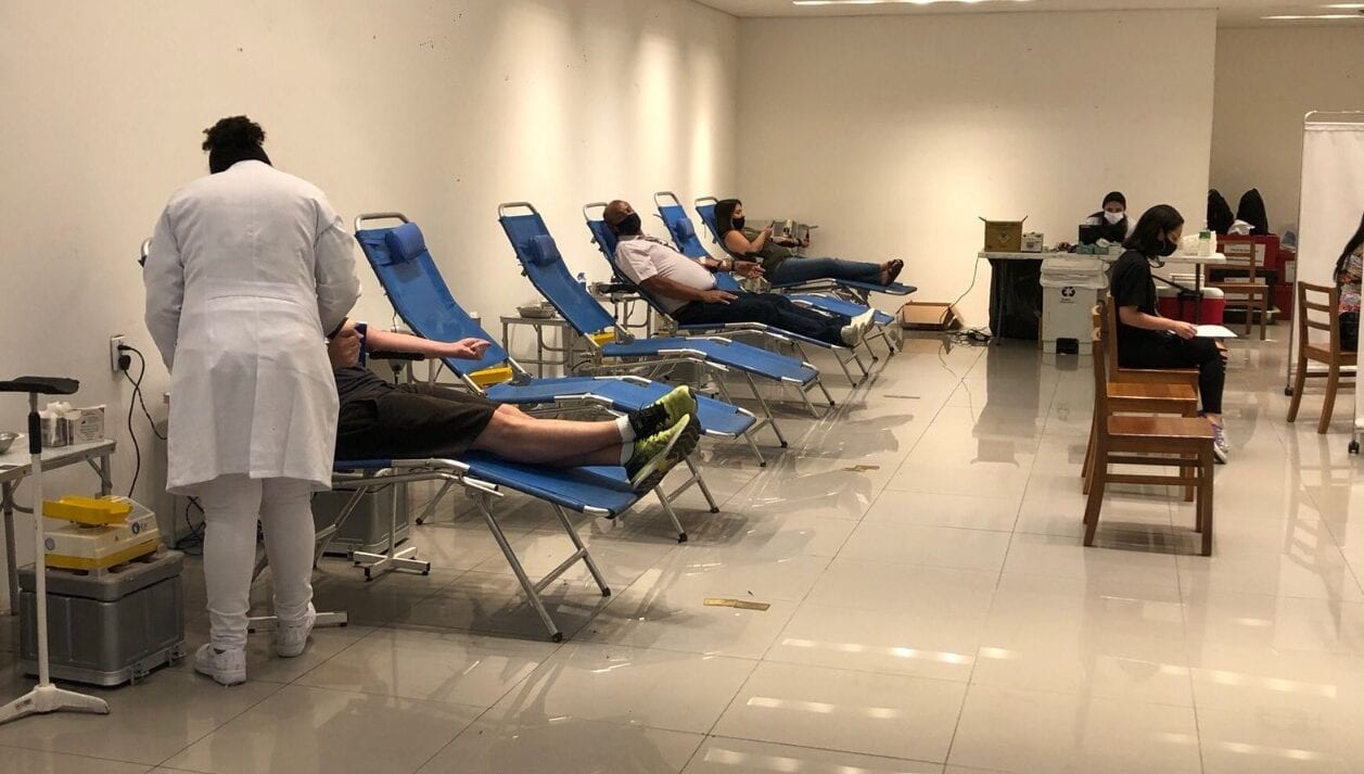 pessoas doando sangue