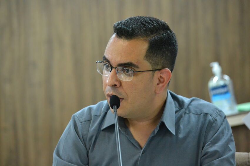 vereador Eduardo Minas durante a sessão