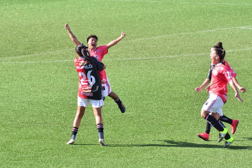jogadas de Diadema comemoram vitória em cima do Santos