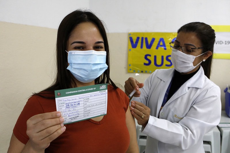 mulher sendo vacinada em Diadema