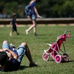 Dia dos pais, criança brincando com o pai no parque