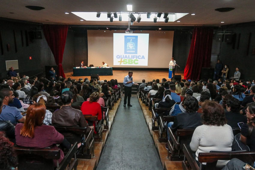 prefeito Orlando morando com alunos
