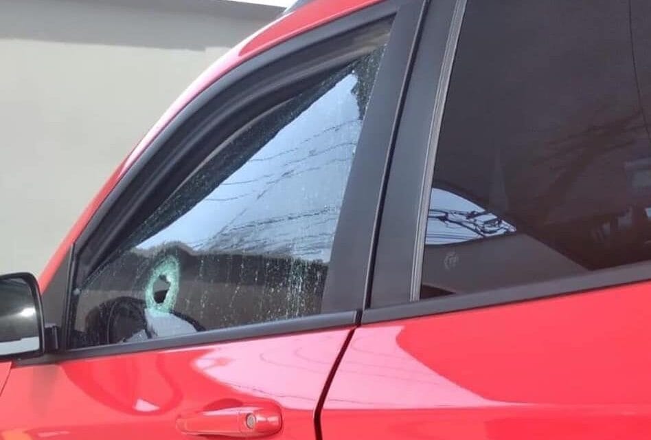 vidro atingido por disparos da arma