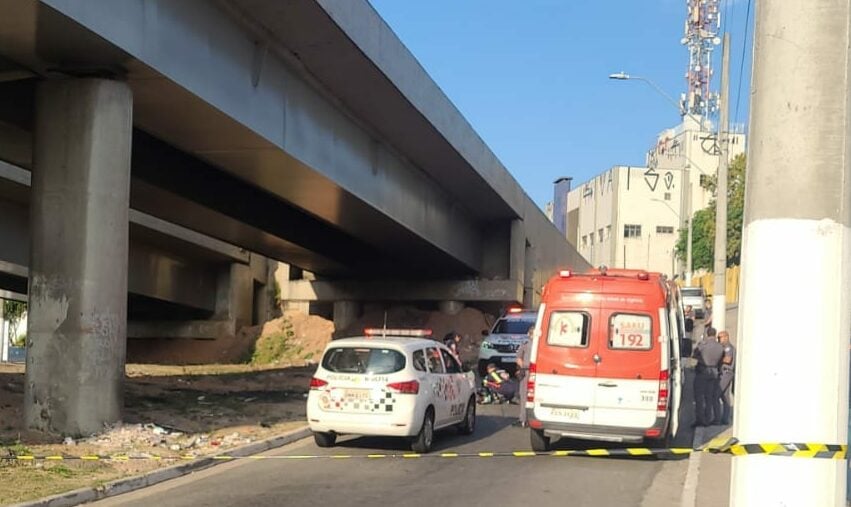 Samu socorre criminosos que caíram do viaduto