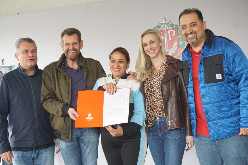 secretário Penido, prefeito Marcelo Oliveira e moradoras