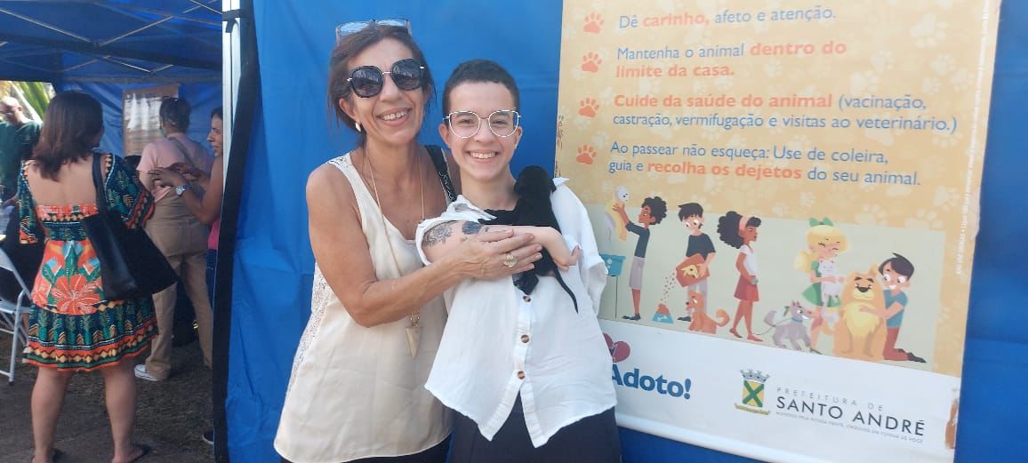 animal adotado em feira por família