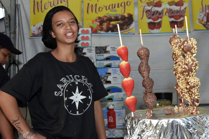 espetinho de morango com chocolate