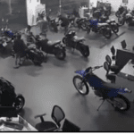 criminosos roubando loja de motos