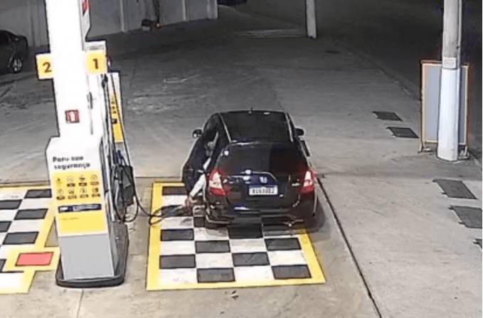carro sai pagar gasolina