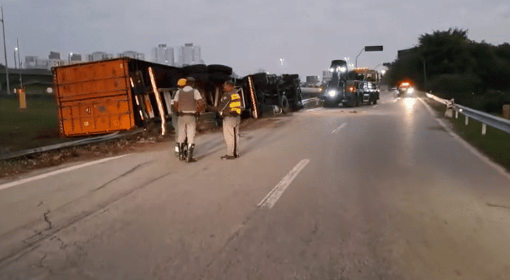 carreta tombada na Via Anchieta