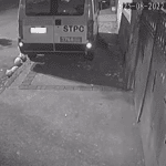 mulher se esconde embaixo de van