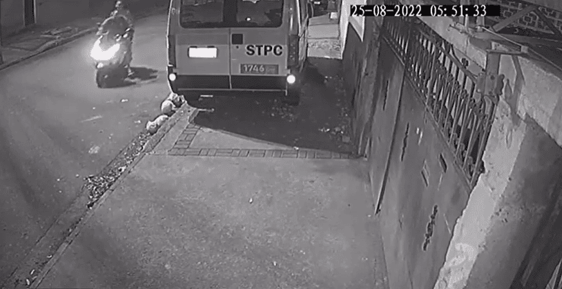 mulher se esconde embaixo de van