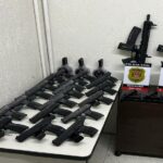 pistolas e fuzis apreendidos