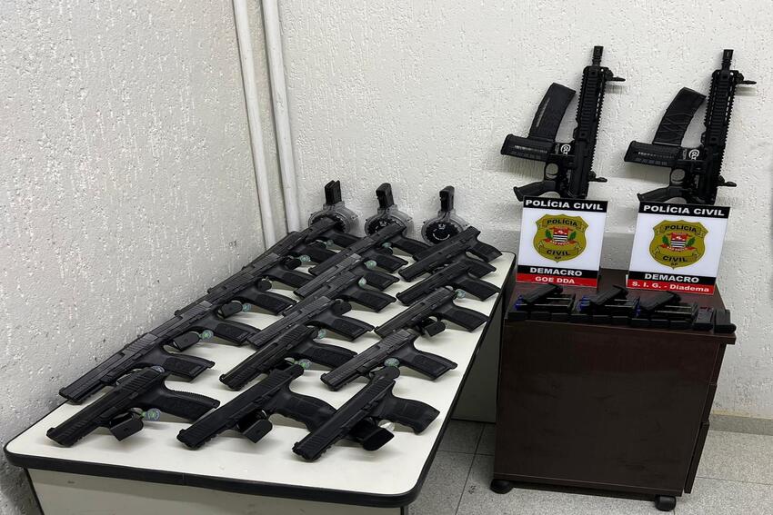 pistolas e fuzis apreendidos