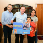 prefeito Orlando Morando com garoto autista