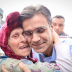 governador Rodrigo Garcia com idosa