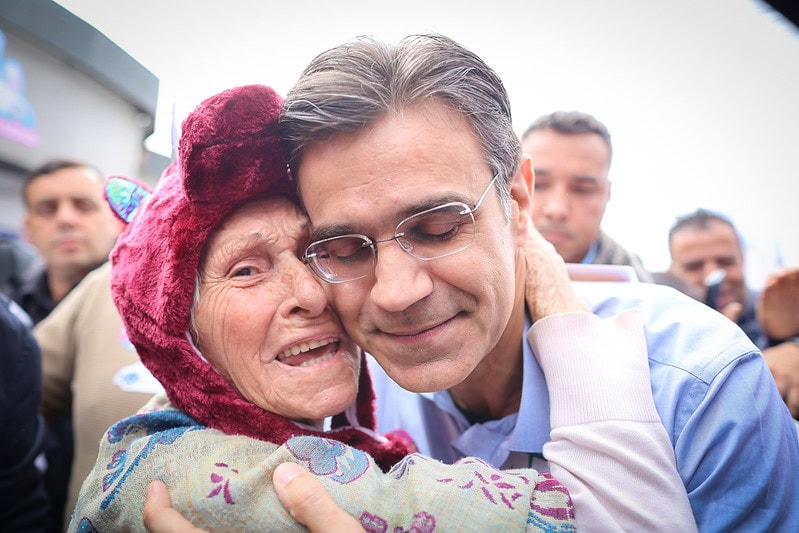 governador Rodrigo Garcia com idosa