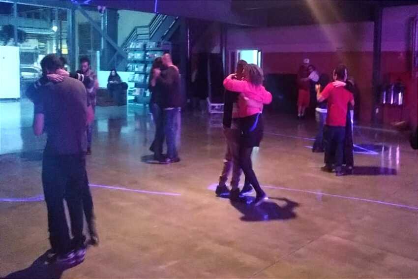 casais dançando forró