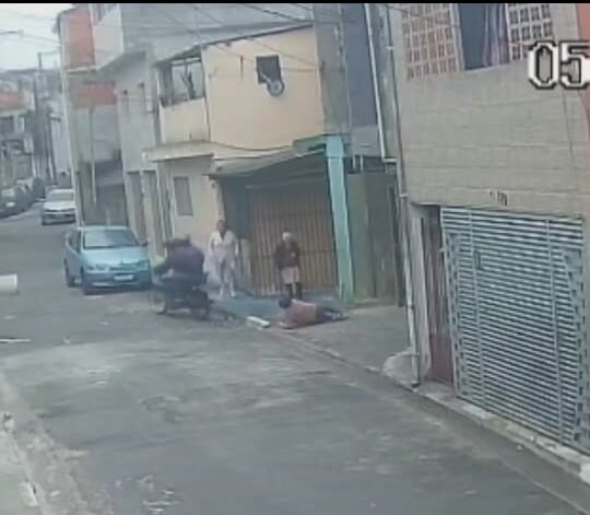 bandidos derrubam idosa durante roubo